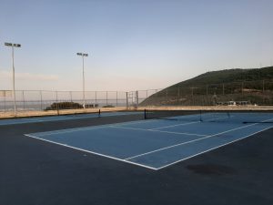 חוג טניס למתחילים , מגרש טניס , אימוני טניס לקטנטנים , חוג טניס , שיעורים פרטיים למתחילים , בית ספר לטניס בנשר שיעור טניס , חוג למבוגרים במגרש טניס